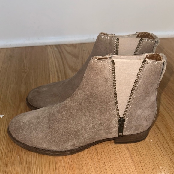 NWOT FRYE CHELSEA ZIPPER BOOTIES - Picture 5 of 10